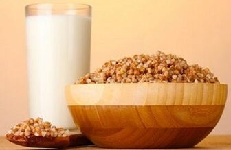 Pros a Cons vu Buckwheat Diät fir Gewiichtsverloscht